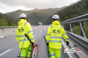 How is a safe roadworks site established?